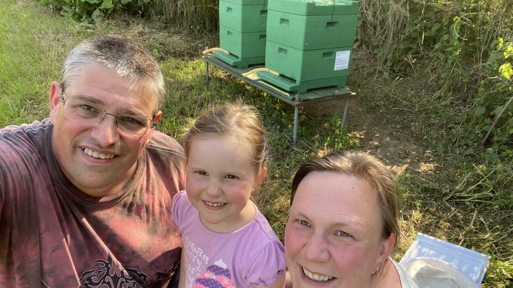 Lauenberger Honig, Imkerei Koch, Familie Koch vor Bienenstock